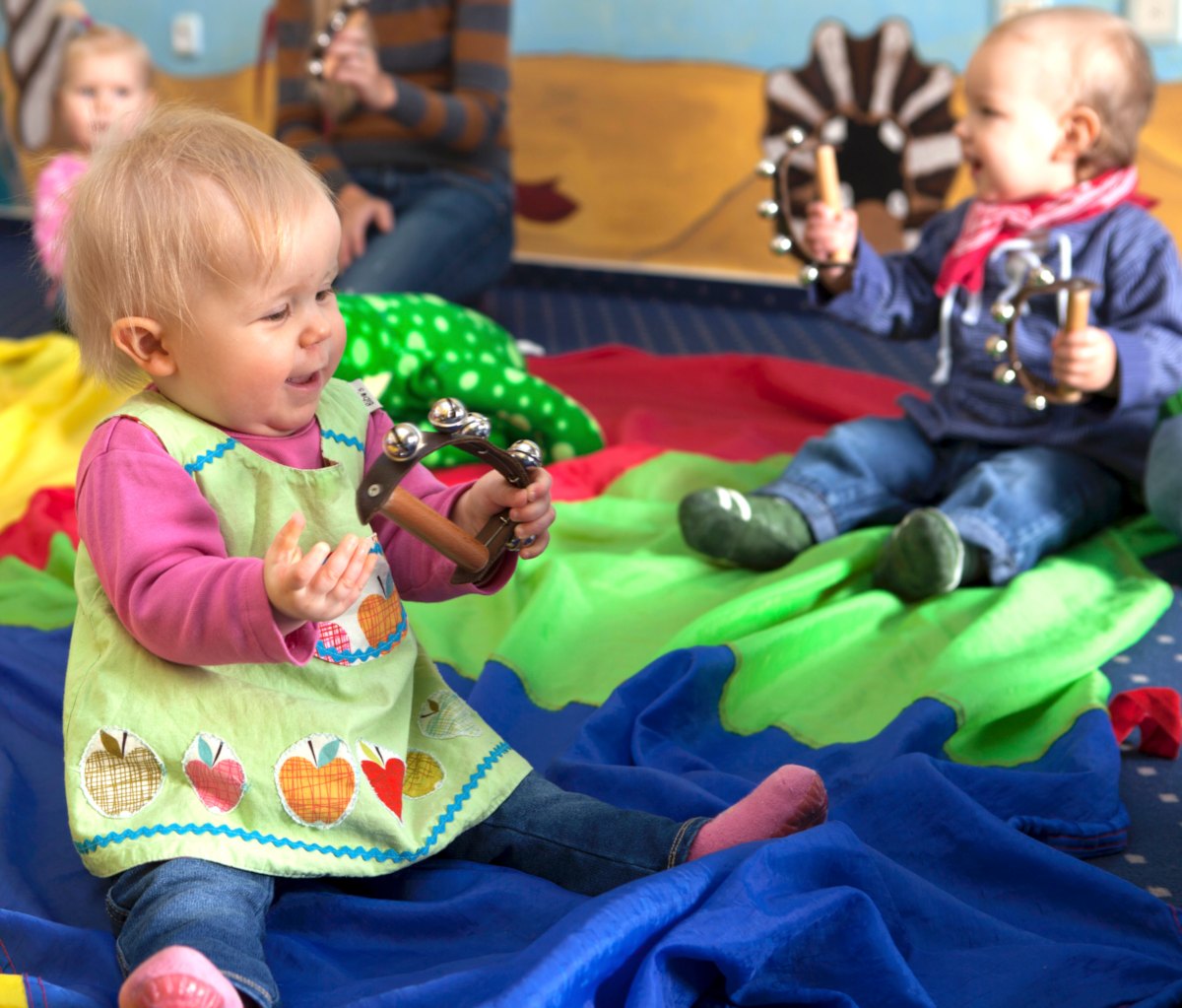 Kleinkinder spielen mit Schellenkränzen in der musikalischen Früherziehung Max & Mia in Fulda