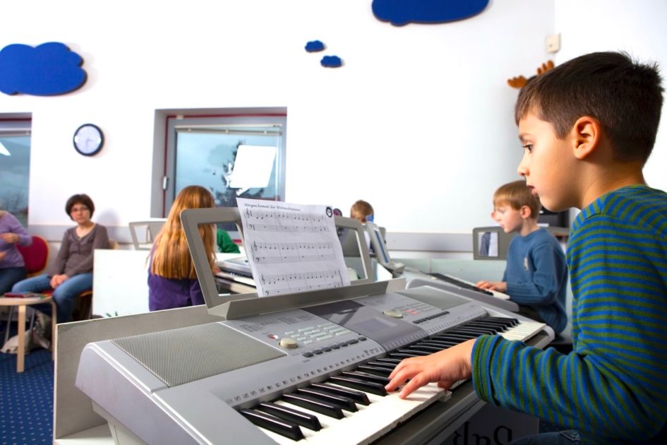 Kinder lernen Keyboard im Gruppenunterricht der Musikschule Mollenhauer in Fulda