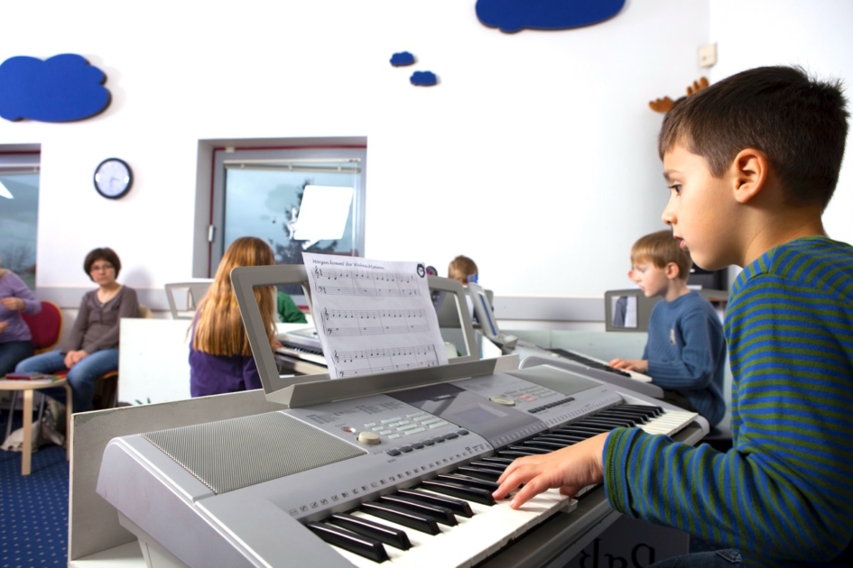 Kinder lernen Keyboard im Gruppenunterricht der Musikschule Mollenhauer in Fulda